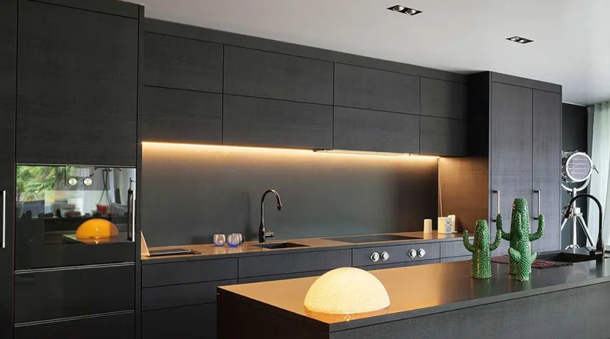 Cozinhas Escuras e Iluminação LED: A Tendência de 2026
